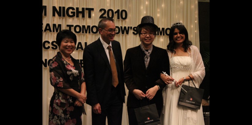 Dr. Robert Bong, Vice Chancellor of the university and Ms. Mabel Tan helped crown Prom King and Queen 2010.