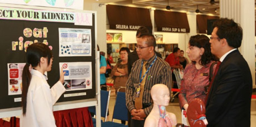  HANDS-ON (From left): One of UCSI University’s Pharmacy students explaining the health exhibit to attending VIPs, namely, Mydin Meru Raya Hypermarket (Ipoh) assistant branch manager Mr Mohd Fauzi, Perak’s deputy director of State Health (Public Health Di