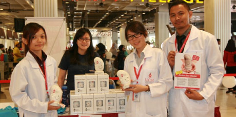  FOR A GOOD CAUSE: NKF head (Fundraising Department) Ms Lesley Ng (in black) posing with UCSI University’s Pharmacy students during the 12th Annual Public Health Campaign.