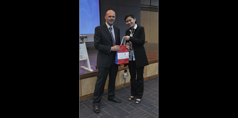  APPRECIATION: Esteemed speaker Mr Ross Thompson receiving a token of appreciation from Ms Melissa W. Migin, Acting Dean of UCSI¡¯s Faculty of Business and Information Science.