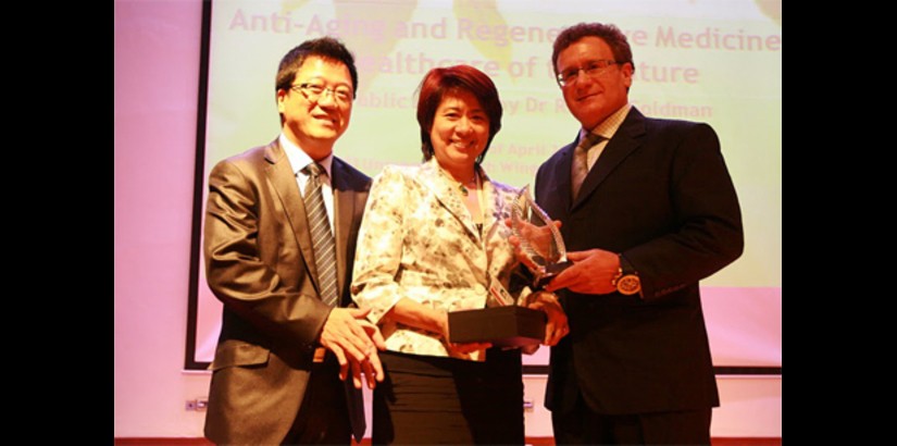  Dr Peh, Dean of the Faculty of Medical Sciences at UCSI University​, presenting a token of appreciati​on to Dr Robert Goldman, together with Dato' Peter Ng, Chairman of UCSI Group