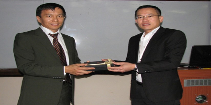 (From right) Associate Prof. Dr Toh Kian Kok, presenting a token of appreciation to Professor Eng Teck Yong