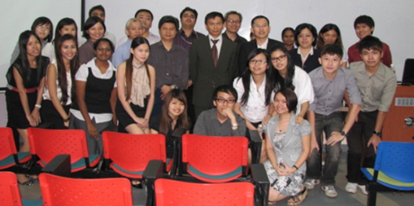 (From right) Associate Prof. Dr Toh Kian Kok, presenting a token of appreciation to Professor Eng Teck Yong