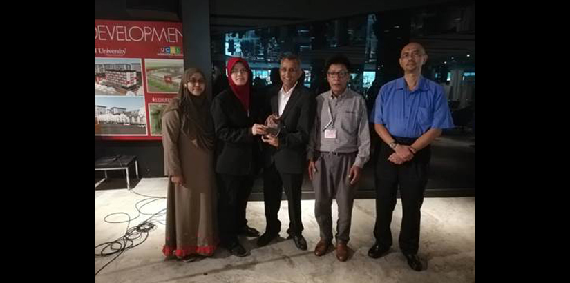 Assistant Professor Siti Norida Wahab with other lecturers presented a token of appreciation to Professor Viswanathan.