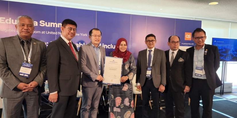 UCSI University Pro-Vice-Chancellor (Kuala Lumpur Campus) Professor Dato’ Dr Toh Kian Kok showcases the QS Recognition for Improvement Award at the 7th Edition of the EduData Summit (EDS) in New York with other Malaysian delegates. 