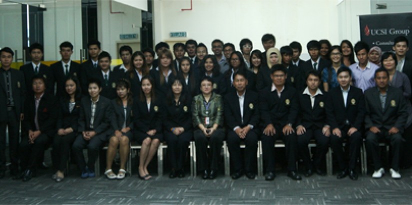  GROUP PORTRAIT (Seated sixth from left): RRU’s vice president Assistant Professor Sumonwan Yimngam, UCSIU’s deputy vice chancellor (International Relations) Professor Dr Lee Chai Buan among RRU and UCSIU’s students and staff during the visitation on Oct 