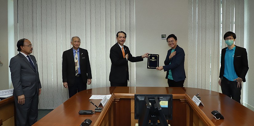 Dr Kev Lim (second,right) representing QueueMed accepting Memorandum of Understanding from Health Director-General Datuk Dr Noor Hisham Abdullah after signing the collaboration agreement for Online Appointment system, recently.