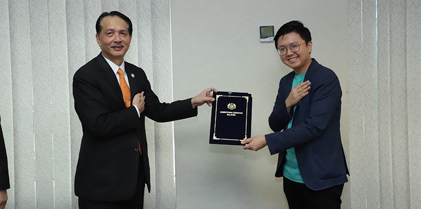 Dr Kev Lim (right) representing QueueMed accepting Memorandum of Understanding from Health Director-General Datuk Dr Noor Hisham Abdullah after signing the collaboration agreement for Online Appointment system, recently.