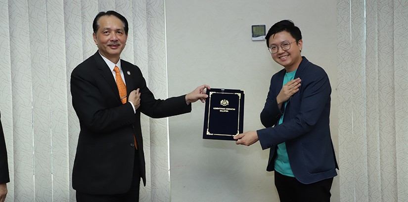 Dr Kev Lim (right) representing QueueMed accepting Memorandum of Understanding from Health Director-General Datuk Dr Noor Hisham Abdullah after signing the collaboration agreement for Online Appointment system, recently. Dr Kev Lim (right) representing QueueMed accepting Memorandum of Understanding from Health Director-General Datuk Dr Noor Hisham Abdullah after signing the collaboration agreement for Online Appointment system, recently.