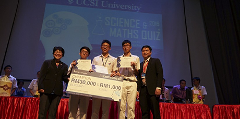  CREAM OF THE CROP: The Centre’s director, Asst Prof Dr Tan (first from left) with the winners (left-right) Ho Jong Yi, Yeap Heng Yii and Yeoh Choon Hong, and the Head of A-Level Academy, Choong Wai Seng.