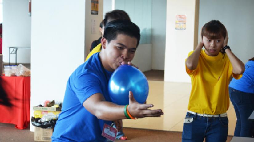 [BALLOON FUN]: Game demonstration by one of the committee members.