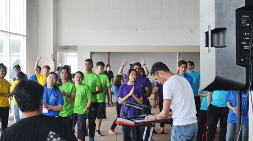  [THE DANCE OFF]: Participants dancing to a live performance by a local band called "Sumthin' Like That ft Pete Kallang".