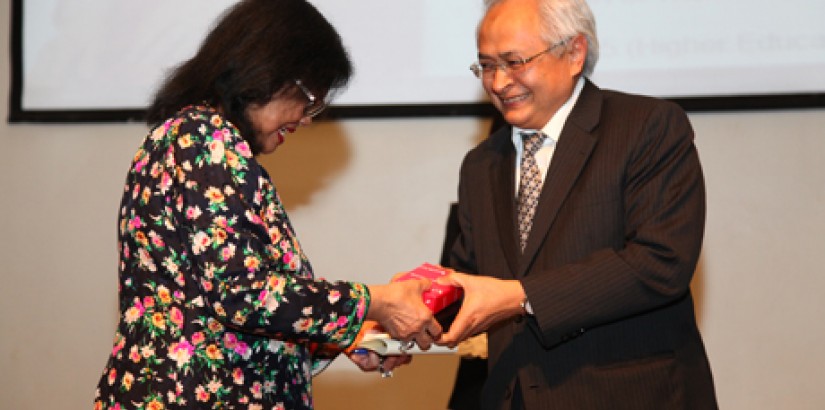 APPRECIATION: UCSI's Vice-Chancellor and President Senior Prof Dato' Dr Khalid thanking Tan Sri Rafidah for her inspiring speech during the Eminent Persons Lectures Series.