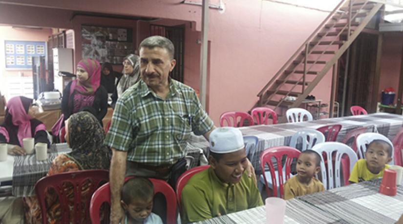  Asst Prof Dr Ammar A. M. Ali Al Talib, Head of Postgraduate and Research, putting the children at ease with a joke.