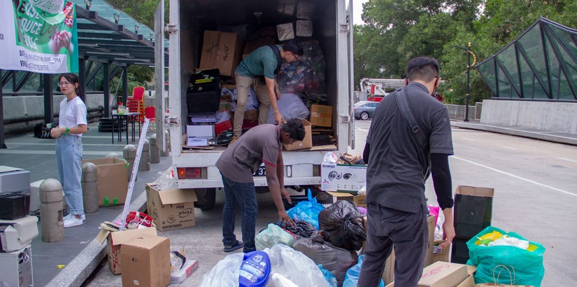 Loading of the recyclable goods.