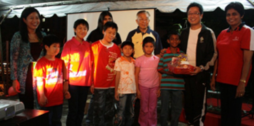 Back row from left: Dr. Mazliza Said, Ms. Kavita Sukanandan, President of the Rotoract Club of Kuala Lumpur and Mr. Yon Yong Tin, Deputy Chariman of the Rukun Tetangga Taman Midah (Zone B). Front row from right: Associate Professor Jeya Devi, Head of Scho