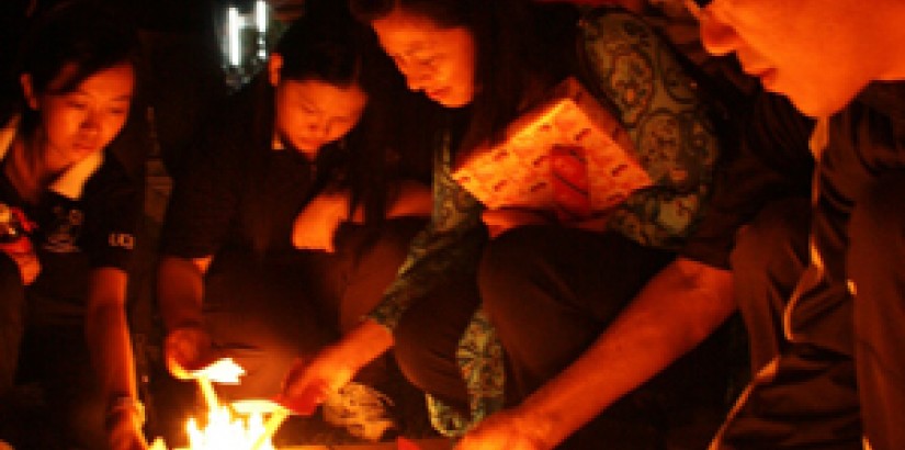 Right - left, UCSI University Group President Peter Ng, Dr. Mazliza and UCSI University Nursing students lighting the candles before the walk