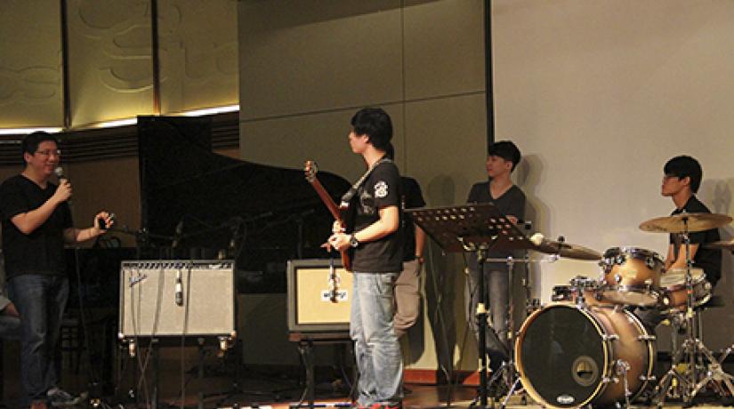  ENGAGING SESSION: Pianist and organist Kerong Chok (far left) giving words of advice to UCSI’s Music students during the master class.