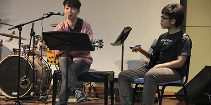  YOUNG TALENT: Jazz guitarist Teriver Cheung (left) conducting his workshop with the assistance of one of UCSI’s Music students