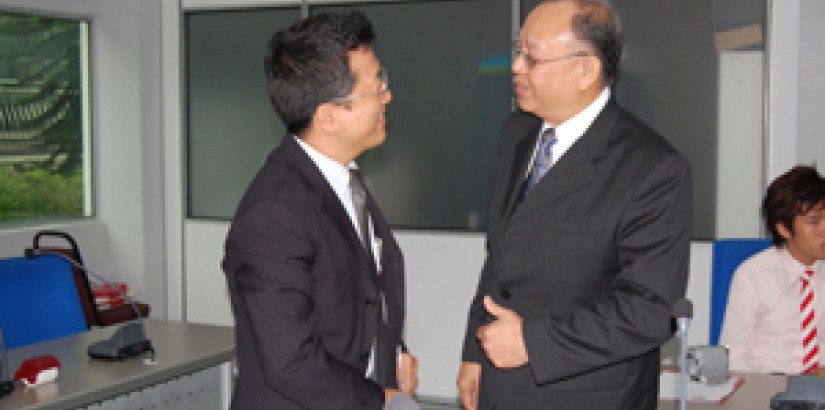UCSI University Group President & Vice Chancellor Peter Ng, chatting with CYCU President Cheng Wan Lee