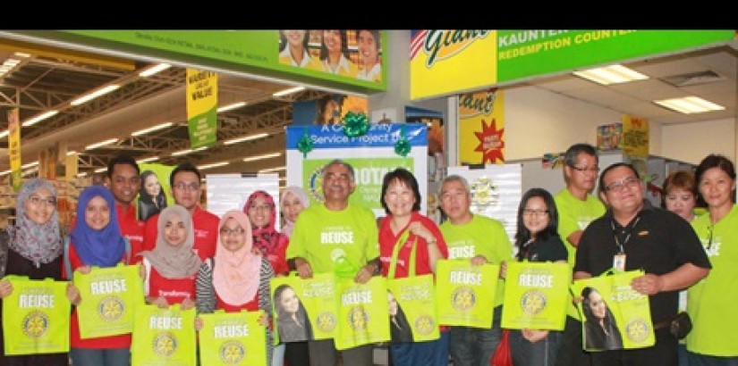 Members of the UCSI University Consumer Movement Club took part in Rotary's nationwide"I Choose to Reuse" campaign