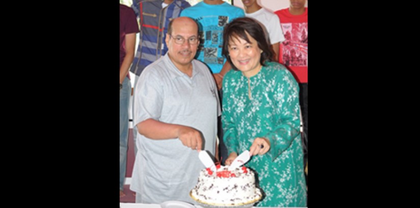 Mr Msaal Fahad and Ms Margaret Soo cutting the national day celebration cake.