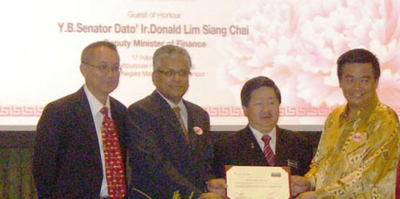 UCSI Professional Academy General Manager Mr Sudesh Balasubramaniam and Malaysian Financial Planning Council President Mr Kee Wah Song exchanging a memorandum of agreement with guest of honour Deputy Minister of Finance YB Senator Dato’ Ir Donald Lim Sian
