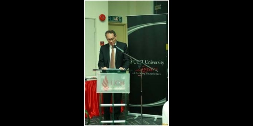  Dr Robert Bong, conveying his welcome speech, noting the significance of the partnership between UCSI University and RICOH