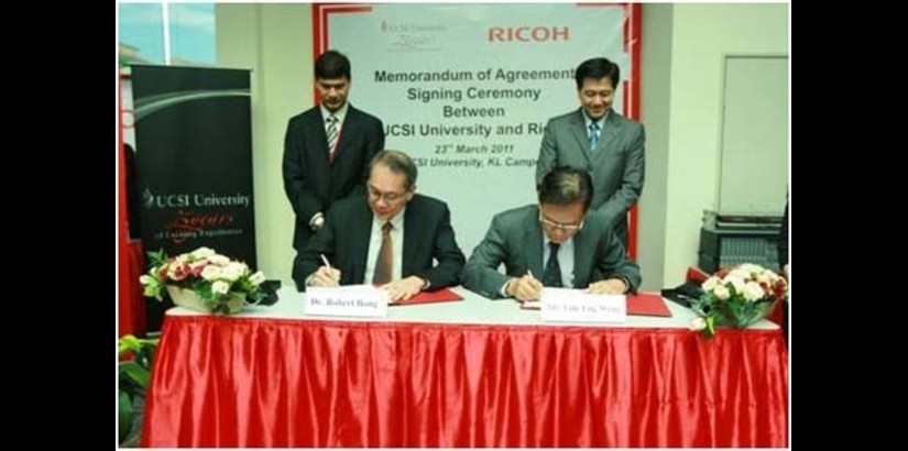  Dr Robert Bong and Mr Lim signing the Memorandum of Agreement as Associate Professor Dr Lachman Tarachand and Mr Ian Lim look on