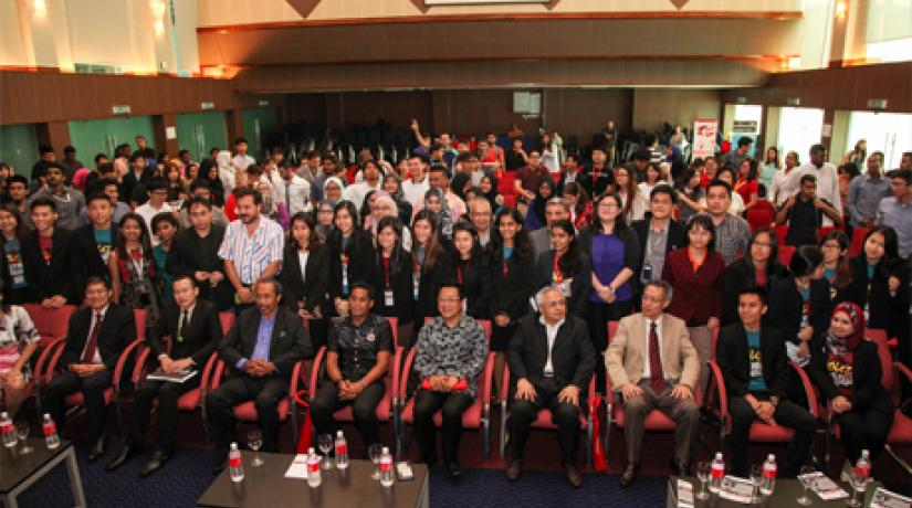  LEADERS ALL: (fourth from right) Senior Prof Dato’ Dr Khalid, Dato’ Peter Ng, Khairy Jamaluddin, and Dato’ Dr Hj Mohd Karim in a group photo with the students and UCSI management.