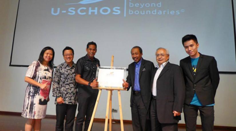  LEAVING HIS MARK: Khairy Jamaluddin signing the U- Schos plaque commemorating the club’s new motto and logo.