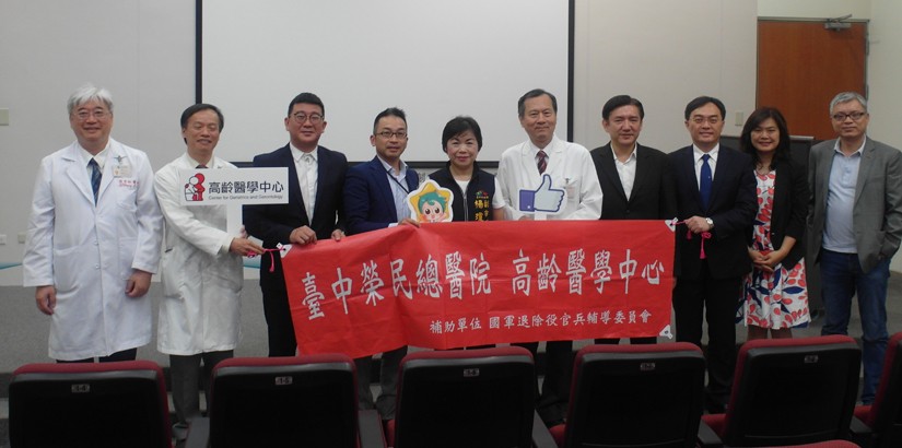 (third from left) Associate Professor Dr Pek Chuen Khee.
