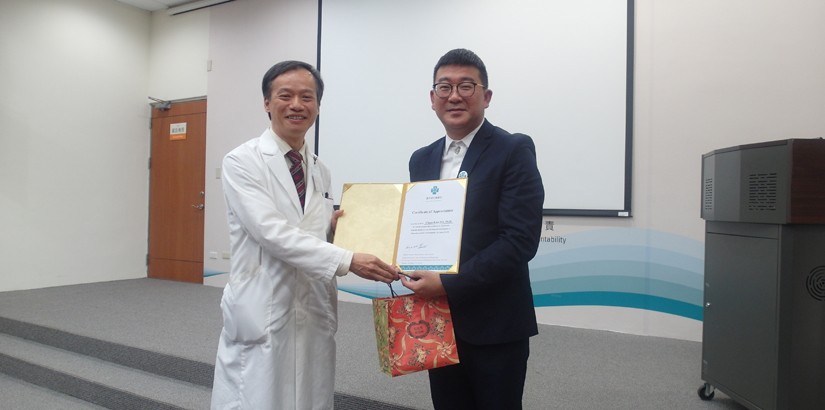 Dr Pek receiving a token of appreciation.