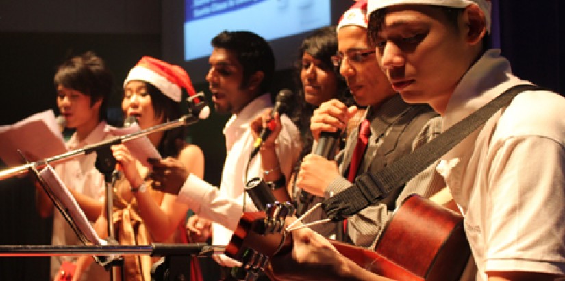 AP Dr Lachman, Deputy Vice Chancellor of Student Affairs, Dr Robert Bong, Vice Chancellor, Dato’ Peter Ng, UCSI Group Chairman and Professor Lee, Deputy Vice Chancellor of Academic Affairs singing carols together with the scholars.