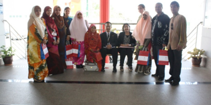  GROUP PORTRAIT: Mr. Roslan Md. Dali, Head of the Student Affairs Office of UCSI University’s Terengganu Campus (middle) and Ms. Che Zaleha Yusop (first from right) posing for the camera with the teachers of Sekolah Menengah Sultan Sulaiman 1 at the end o