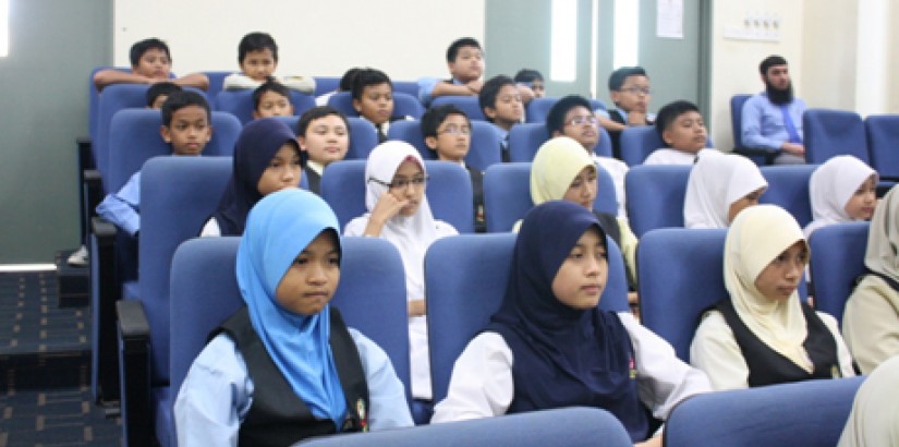  TOTAL FOCUS: Standard 6 students of SK Sultan Sulaiman 1 giving their undivided attention to the programmes briefing session presented by the University’s lecturers.