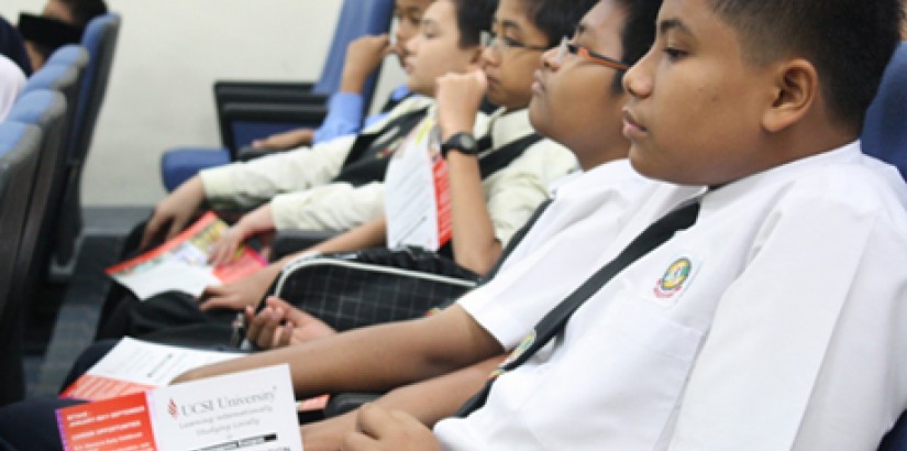  TOTAL FOCUS: Standard 6 students of SK Sultan Sulaiman 1 giving their undivided attention to the programmes briefing session presented by the University’s lecturers.