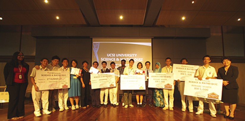  GROUP PORTRAIT: Centre for Pre-U Studies director Ms Mabel Tan (most right) and organising chairperson and head of UCSI¡¯s A-levels department Dr Nalina a/p Thurairajah (most left) posing with the participants of the recent UCSI University Science and Ma