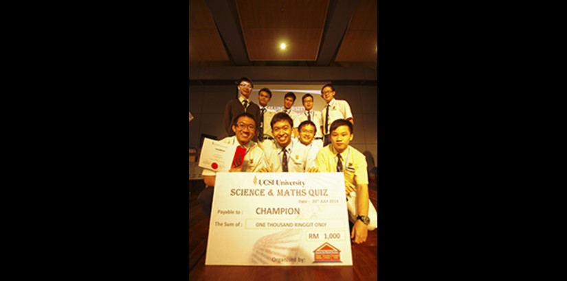  ALL SMILES: The winning team from SMK (L) Methodist posing with their mock cheque during the recent UCSI University Science and Mathematics Quiz 2013.
