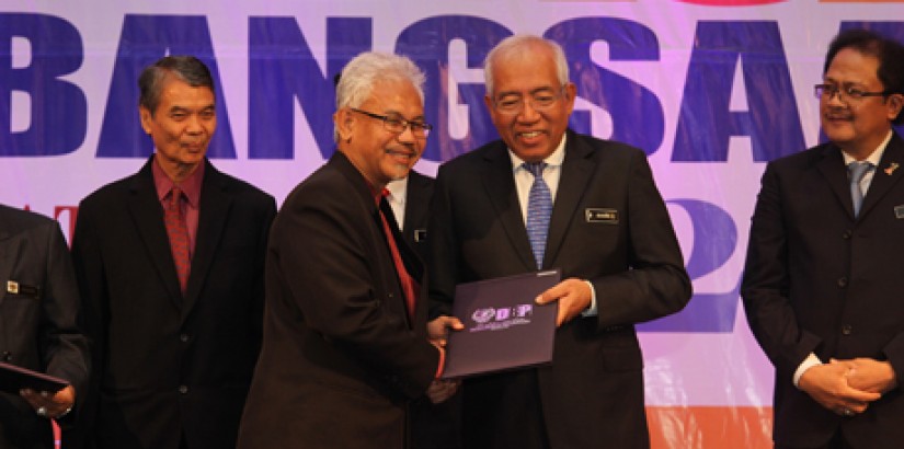 Prof Dr Mohd Tajuddin Mohd Rasdi receiving the award certificate from the Minister of Education, Dato’ Seri Mahdzir bin Khalid.