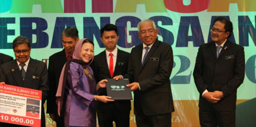  Co-writer Dr Gurupiah Mursib, an associate professor at Universiti Teknologi Malaysia receiving the award certificate from the Minister of Education, Dato’ Seri Mahdzir bin Khalid.