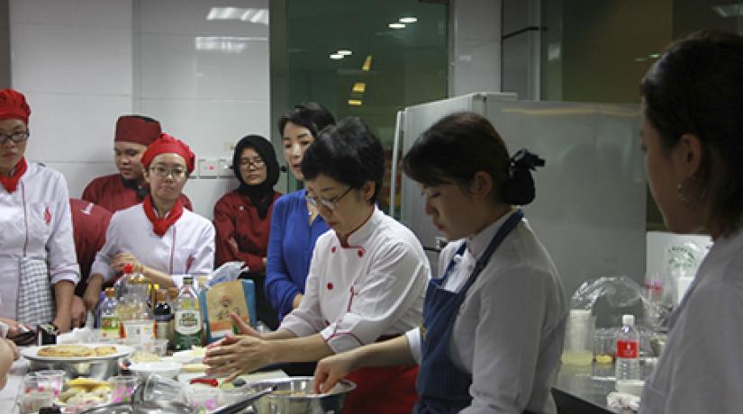  TOTAL FOCUS: Seoul University (Food Science and Nutrition department) Adjunct Professor Kim Kyung Mi cooking nokdujeon, a Korean style pancake.
