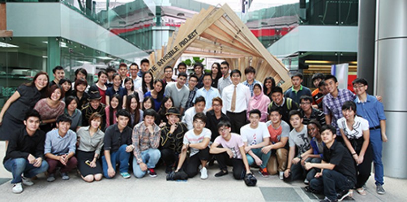  GROUP PORTRAIT (Fourth from right, second row): SABE acting head Asst Prof Zaiton Bt Mokhtar Shah, Faculty of Engineering, Technology and Built Environment dean Ir Assoc Prof Dr Jimmy Mok Vee Hoong and UCSI Group chairman and founder Dato¡¯ Peter Ng posi