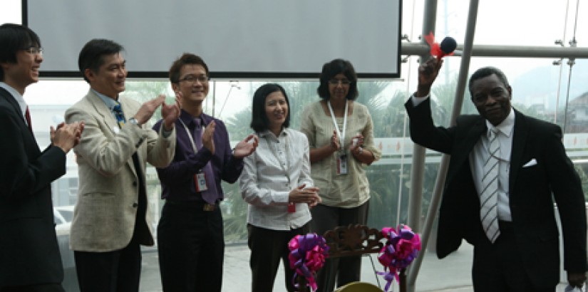  Officiating the event: Associate Professor Dr Ogunbanjo, from the School of Medicine, UCSI University officiating the event witnessed by Campaign Chairman Matthew Janz, Vice President of the Student Affairs & Alumni Mr Sylvester Lim and other faculty lec