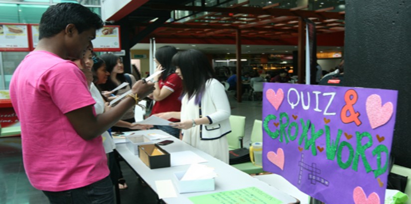  Fun Quiz: Students gauging their sexual health knowledge during one of the many fun games and activities at the campaign.