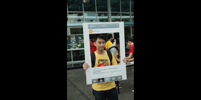  A UCSI student participating in the creative photo contest on campus grounds during the Shell FuelSave College Competition 2013.