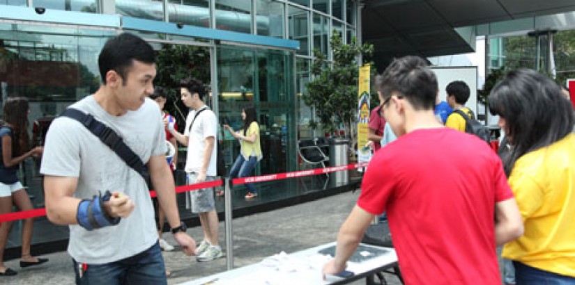 A UCSI student participating in the ‘shake-the-weight’ game on campus grounds during the Shell FuelSave College Competition 2013.