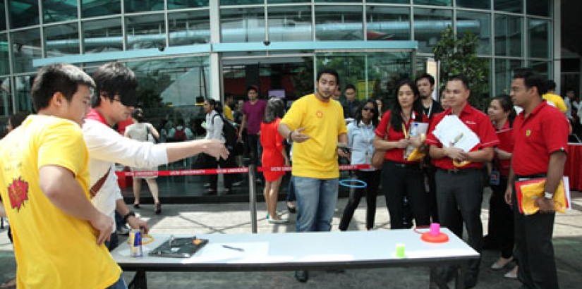 UCSI Mass Comm student Yuzfaleeq Yusof explaining the game objectives to the panel of judges during the Shell FuelSave College Competition 2013.