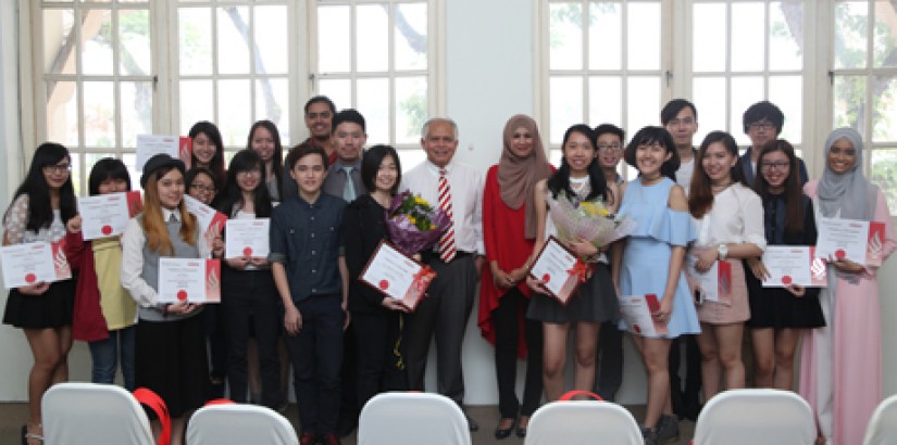  Students and HODs sharing a light moment with Professor Dato’ Dr Ahmad Haji Zainuddin, Director of ICAD and Deputy Vice-Chancellor of Academic Affairs and International of UCSI University (middle).