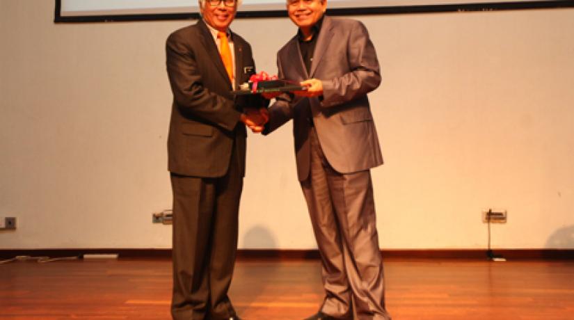  [APPRECIATION]: UCSI’s Deputy Vice-Chancellor of Academic Affairs and Support and Director of De Institute of Creative Art and Design (ICAD), Prof Dato’ Dr Ahmad Hj Zainuddin presented the token of appreciation to the keynote speaker.